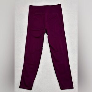 NWT! Fabletics seamless cropped leggings
Size: Small